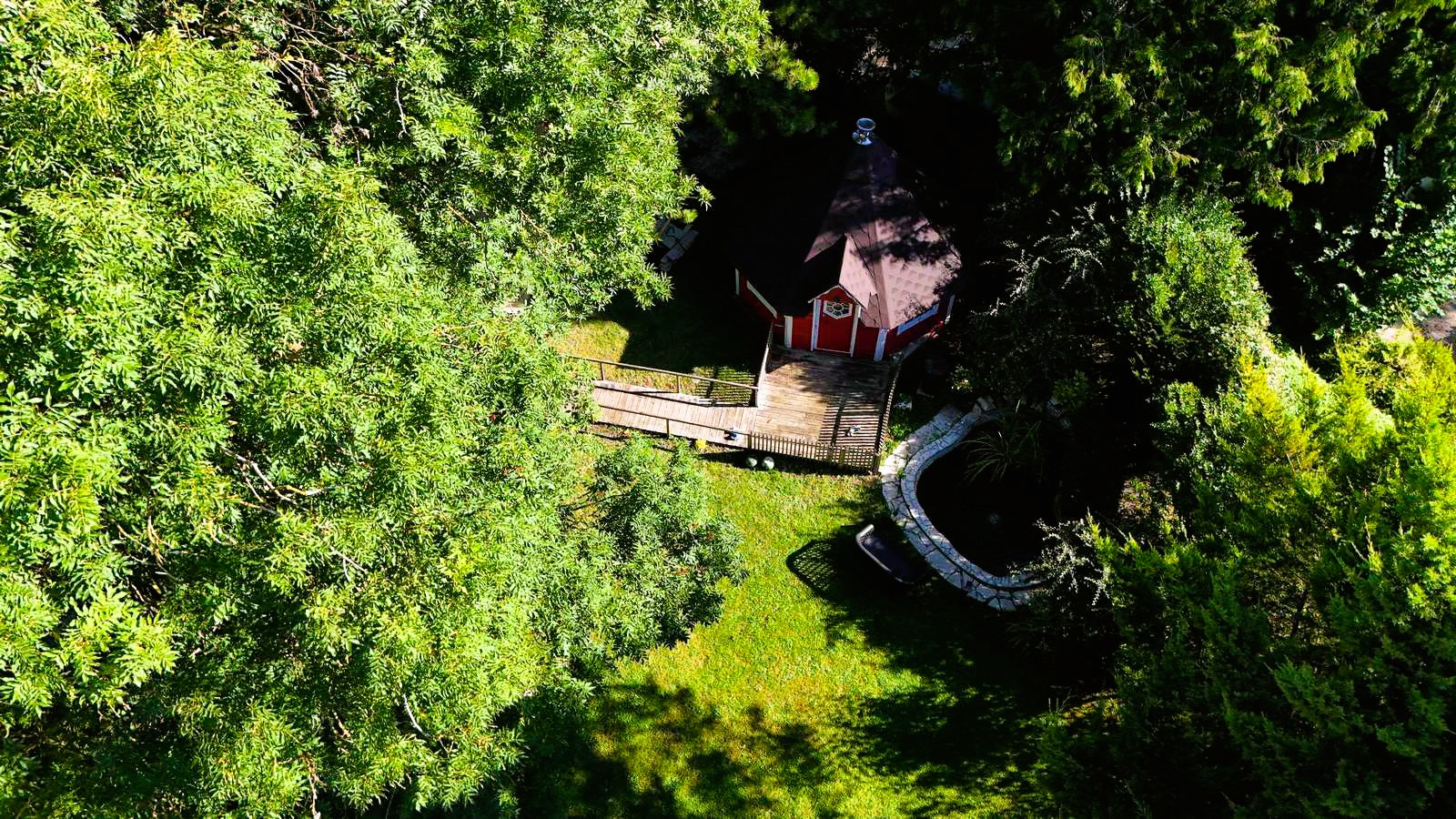 Vue aérienne du Kota Grill dans le jardin arboré