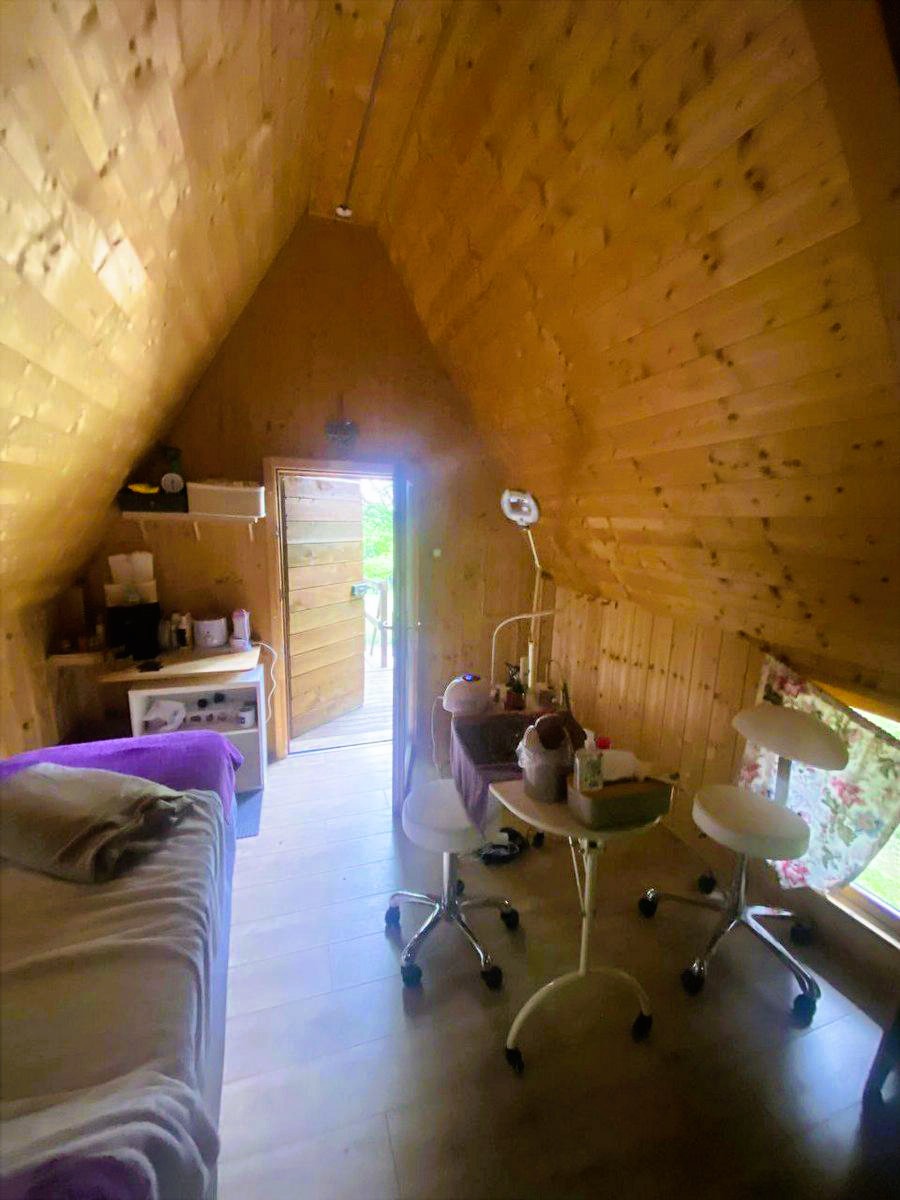 Intérieur du chalet en bois dédié aux soins bien-être